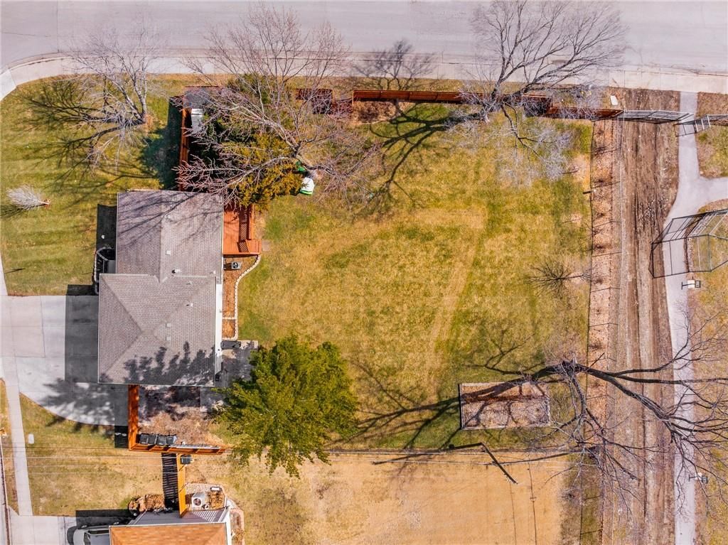 915 W FOREST Drive — photo 43