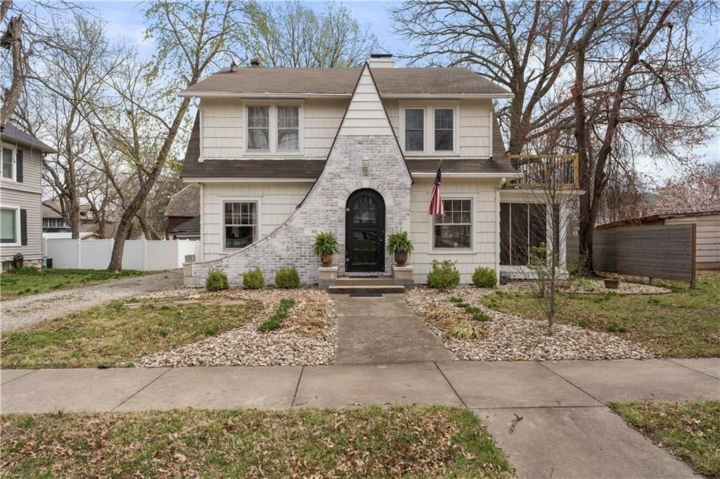319 S Elm Street — photo 3