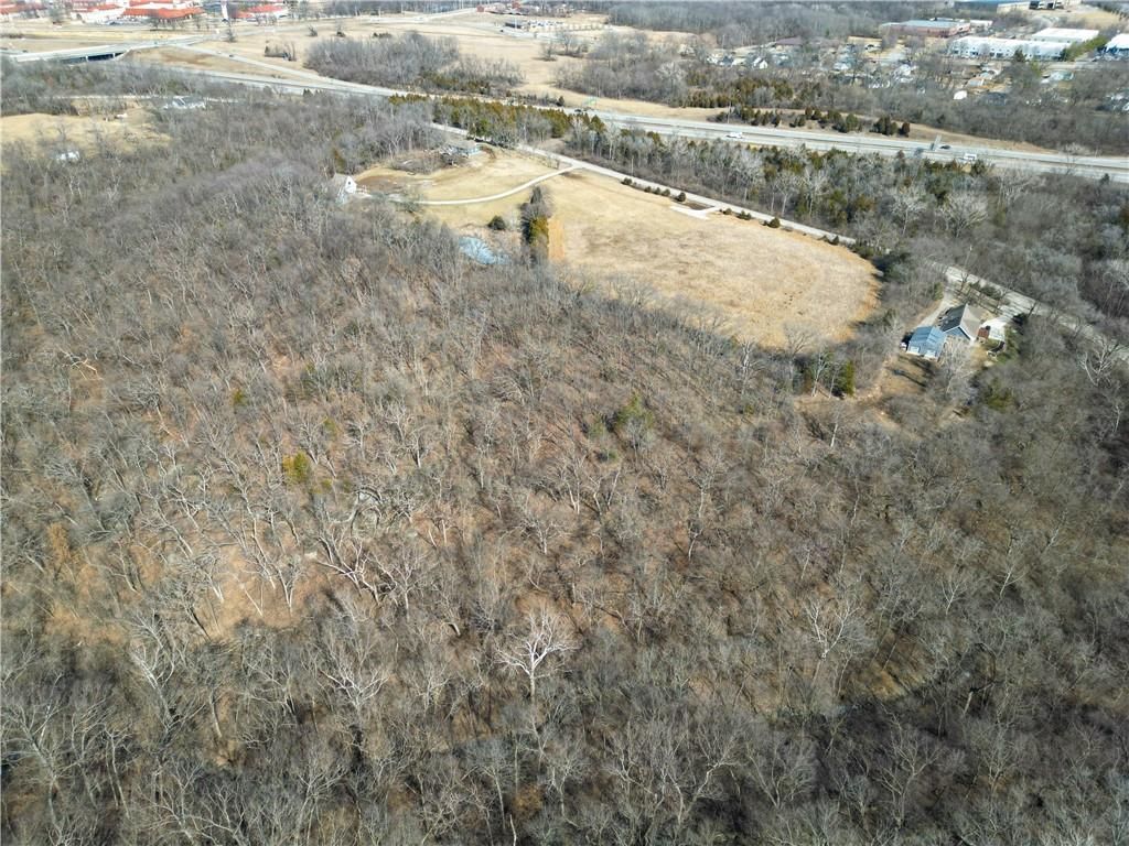 1352 NW Pryor Road — photo 6