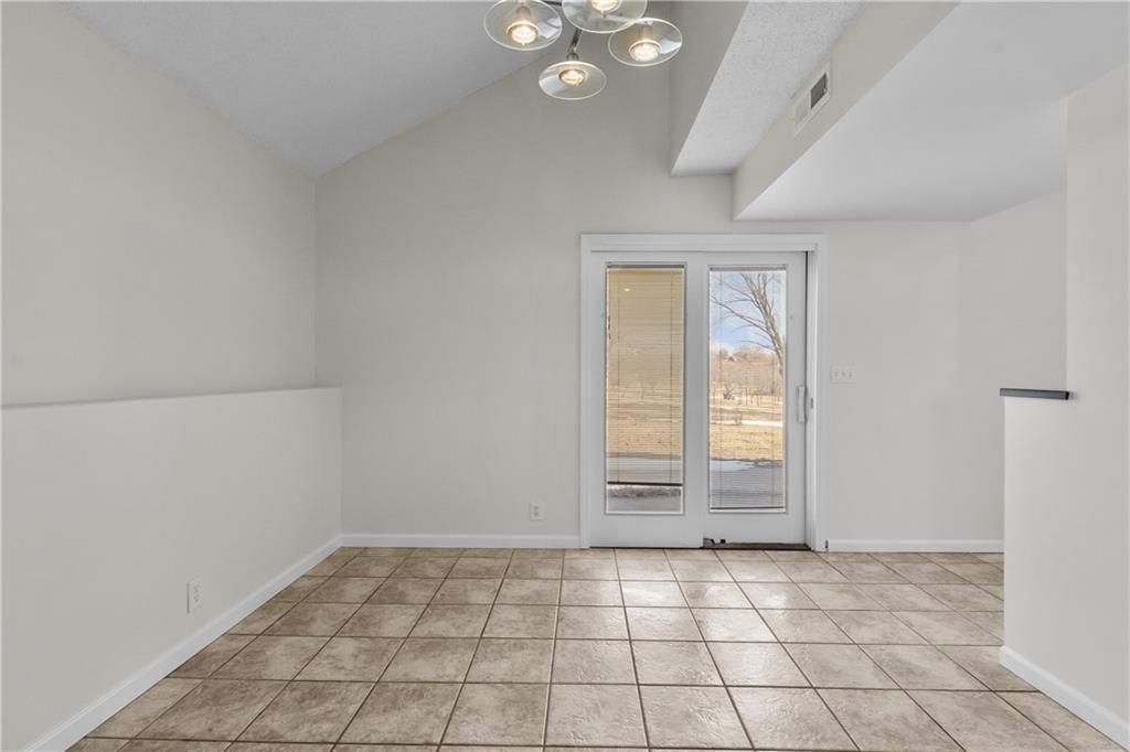 3718 Hartford Avenue — photo 10