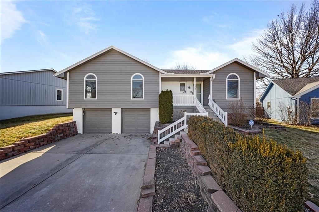 1134 NE Banner Drive — photo 2