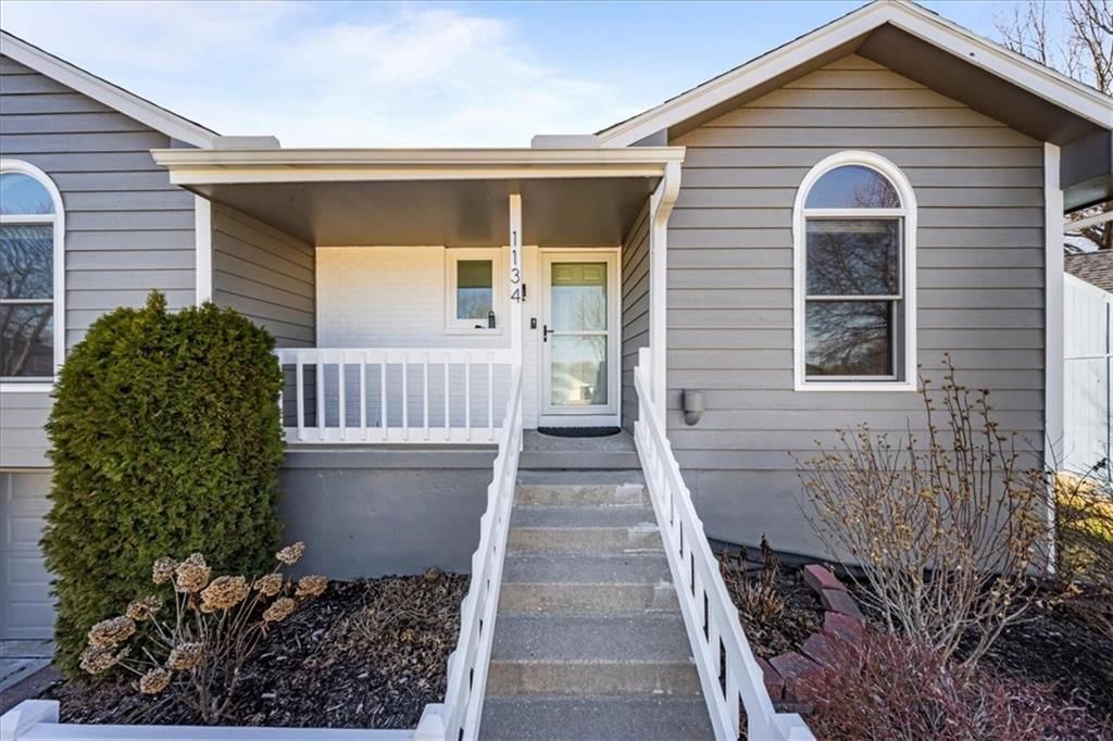 1134 NE Banner Drive — photo 4