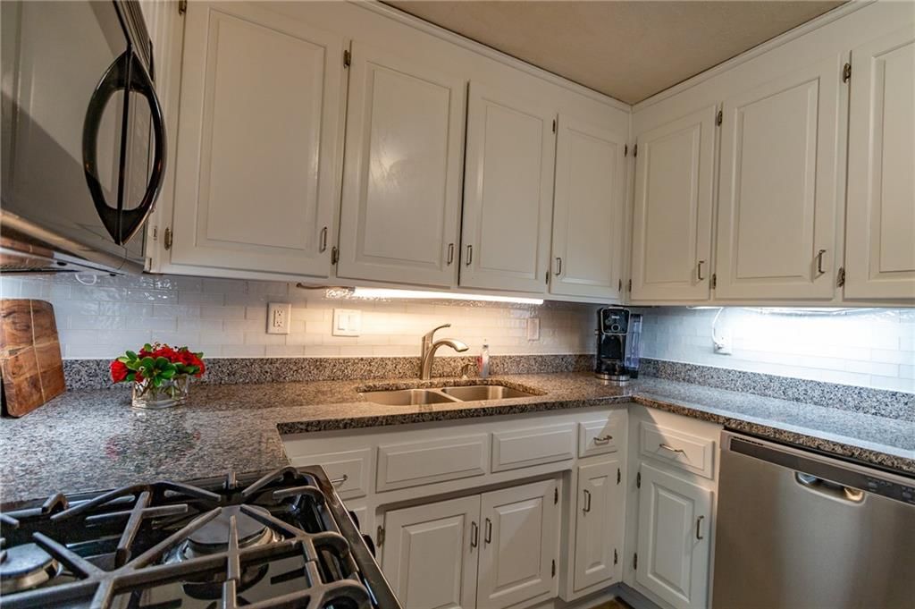 1300 Fair Lane — photo 14