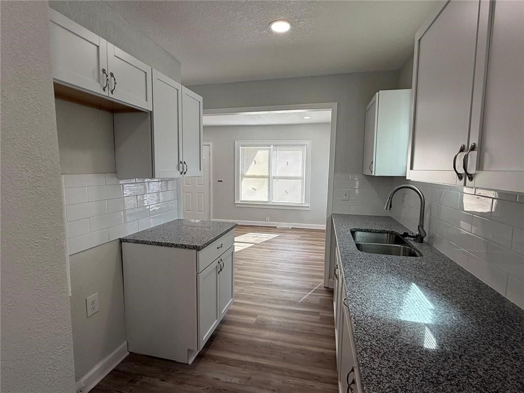 916 E 79th Terrace — photo 16