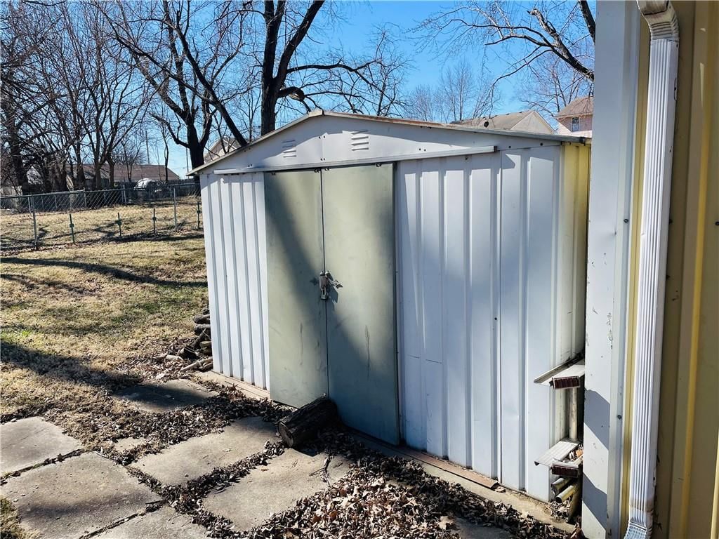 108 E Lois Street — photo 39