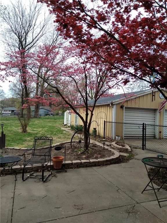 108 E Lois Street — photo 45