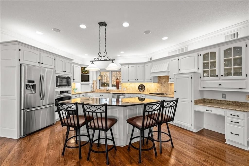 300 NW Lakewood Boulevard — photo 11