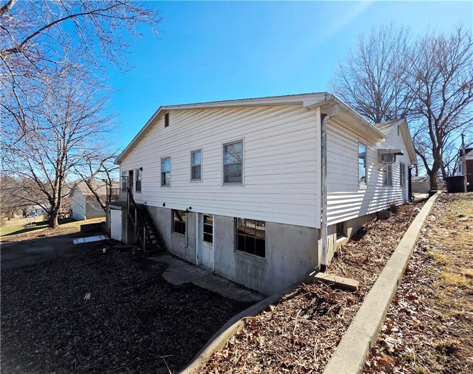 209 E Benton Street — photo 2