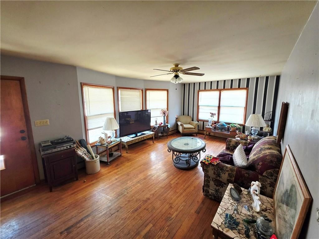 209 E Benton Street — photo 5