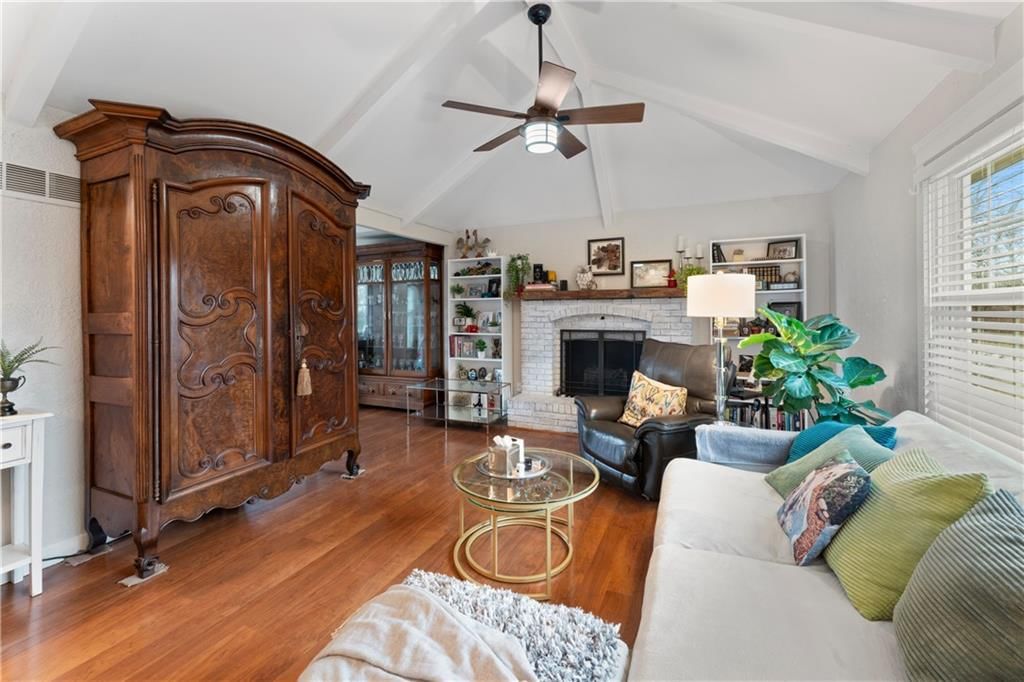 502 W Walnut Street — photo 3