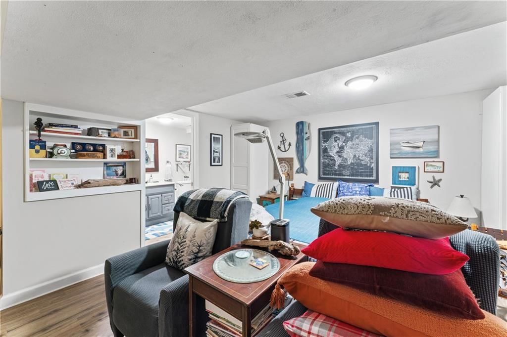 502 W Walnut Street — photo 25