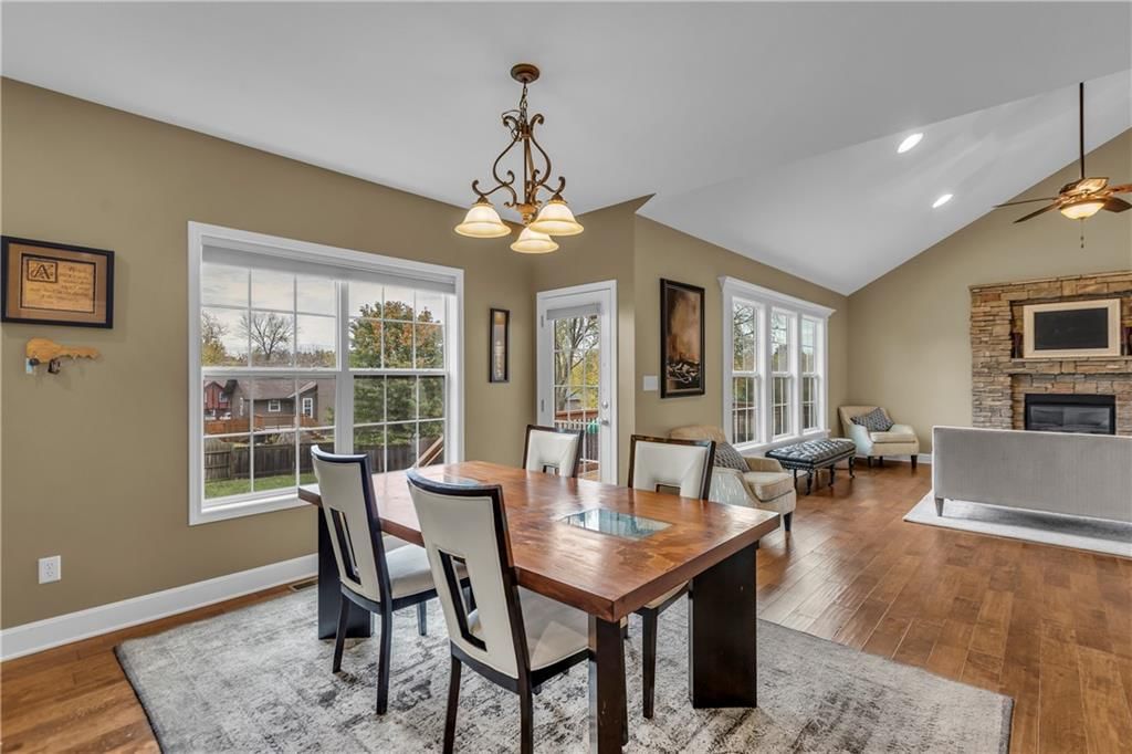 1724 NE Nine Oaks Drive — photo 9