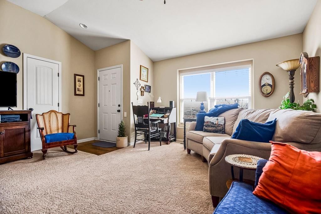 464 E Willow Street — photo 3
