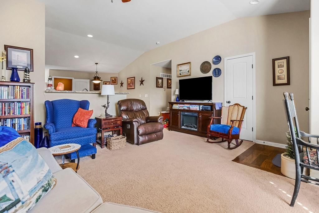 464 E Willow Street — photo 4