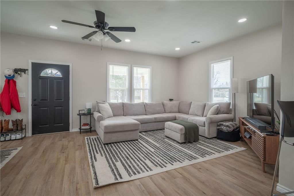 1107 E Maple Street — photo 5