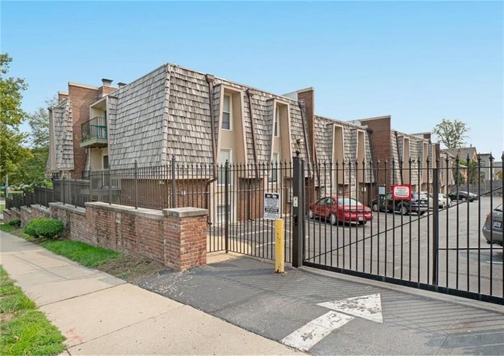 209 E 36th Street — photo 36