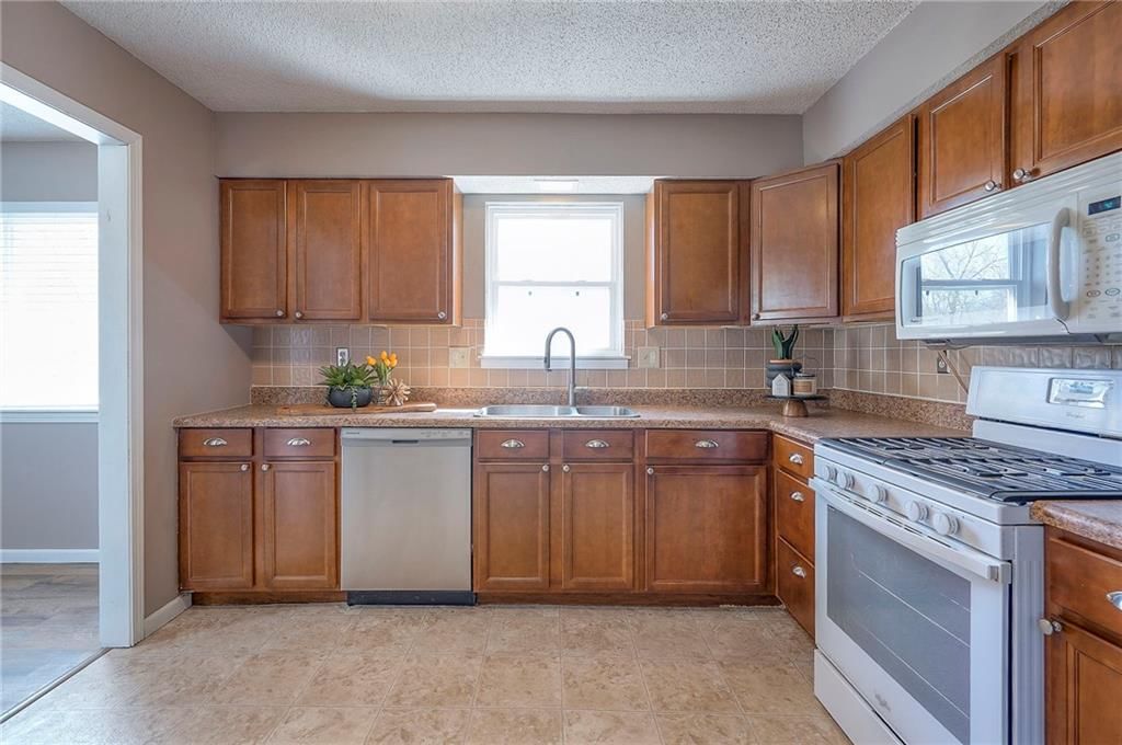 2115 CHESTER Avenue — photo 12