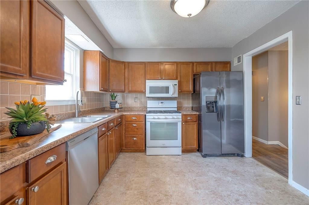 2115 CHESTER Avenue — photo 9
