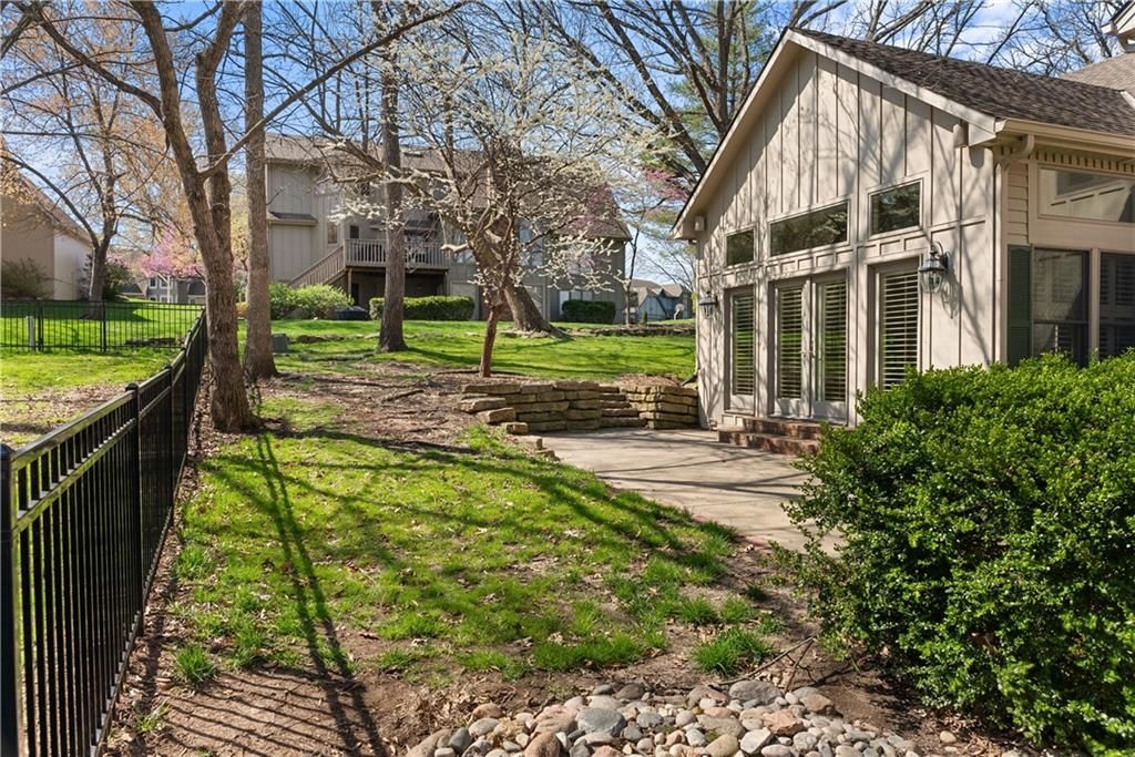 2516 NW Bent Tree Circle — photo 3