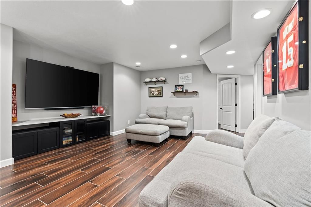 630 N Laurel Street — photo 26