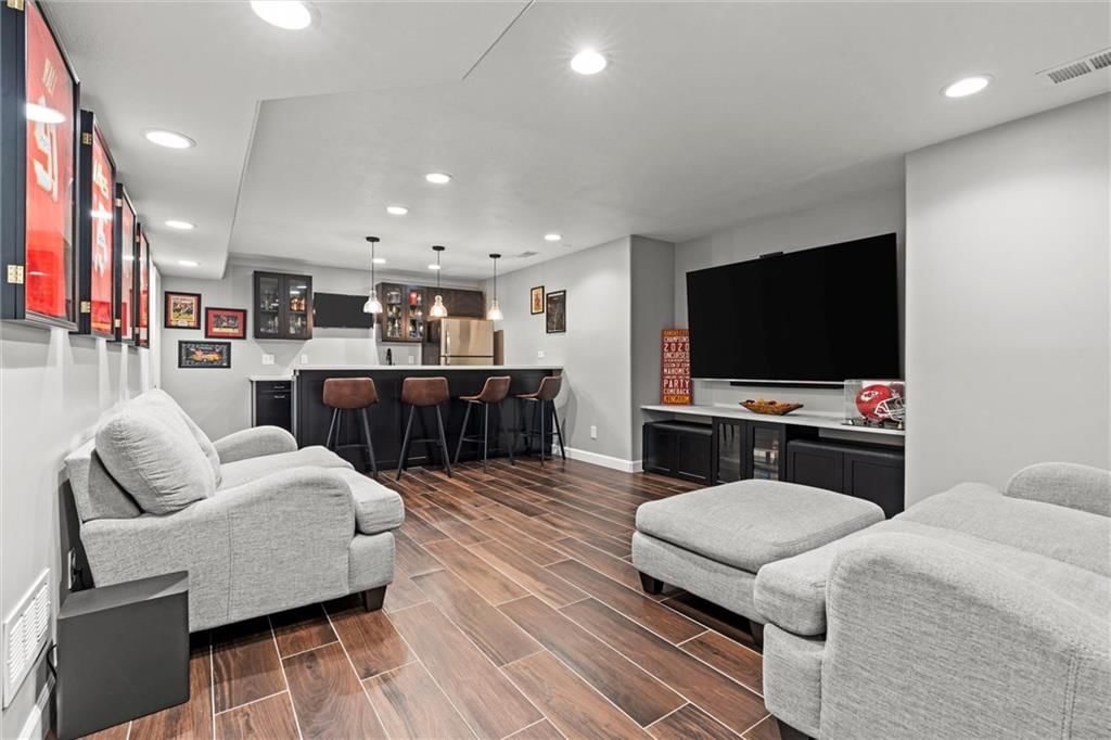 630 N Laurel Street — photo 27