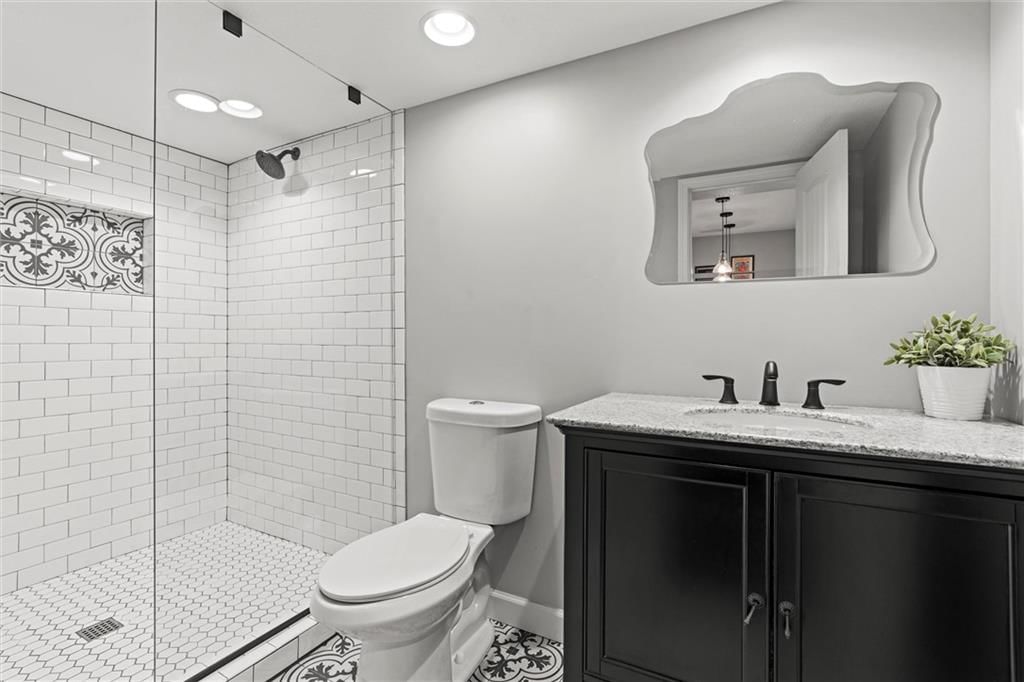 630 N Laurel Street — photo 31