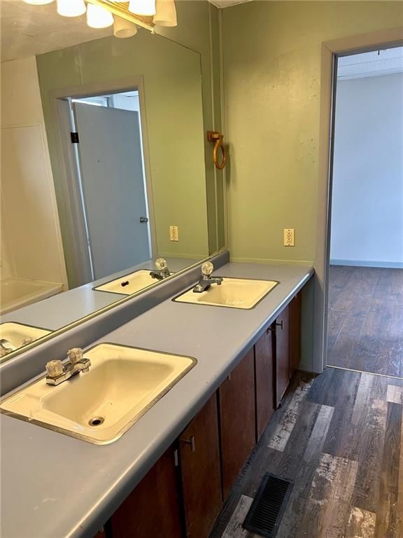 2530 Crawford Avenue — photo 11