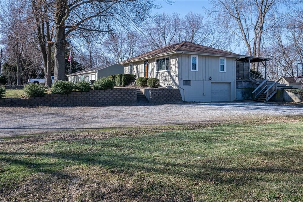 1910 N Farview Drive — photo 2