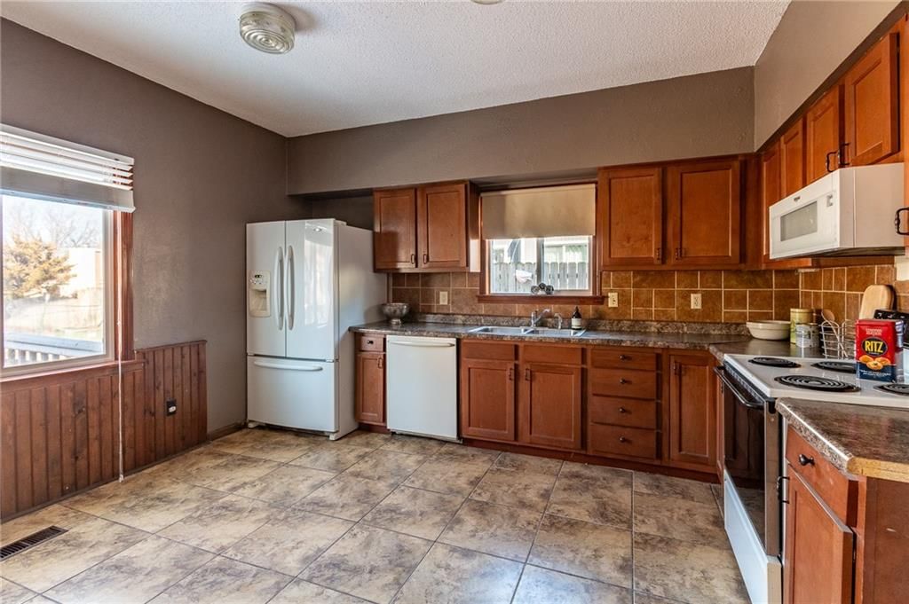 3216 Creekwood Drive — photo 17
