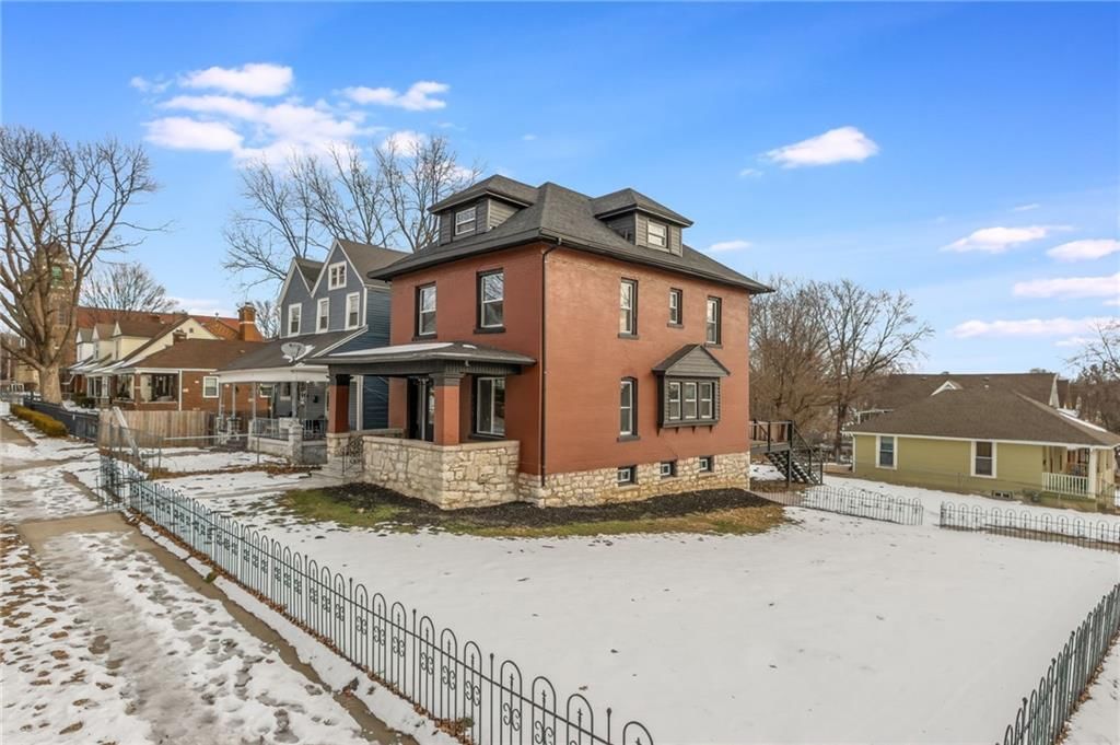 345 Benton Boulevard — photo 2