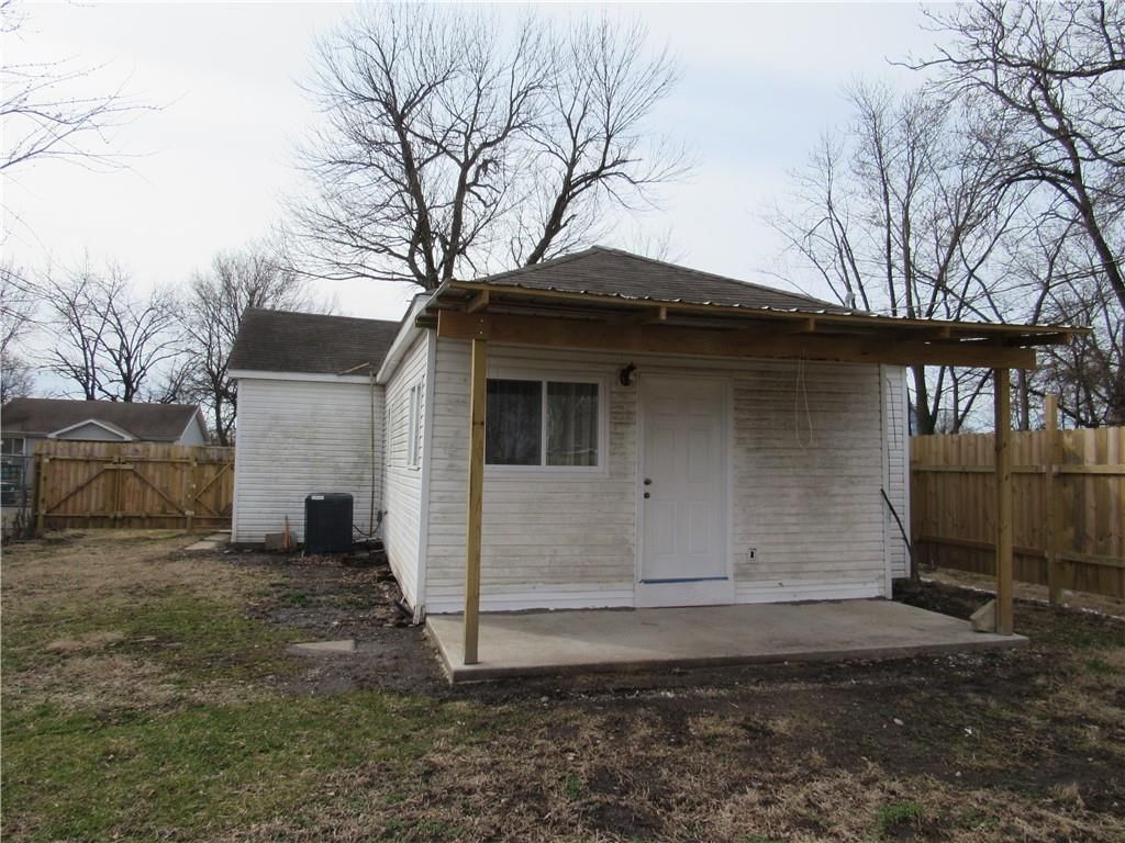 915 E 5th Street — photo 36