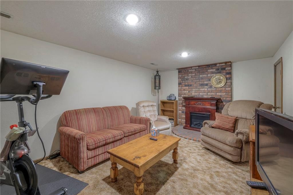 704 Sivley Street — photo 33