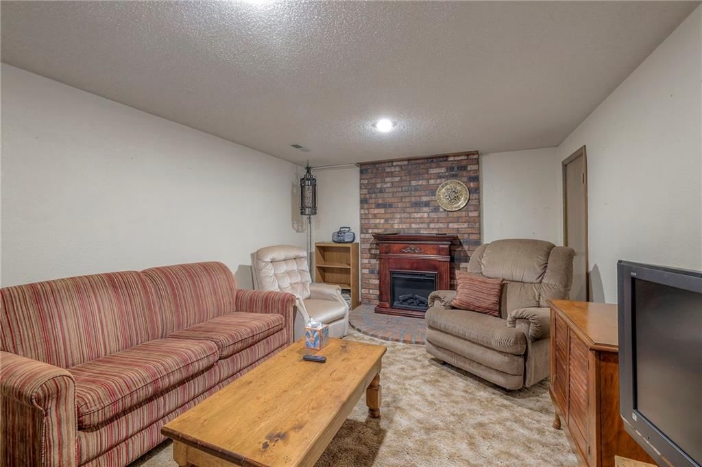 704 Sivley Street — photo 34