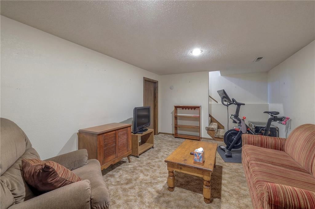 704 Sivley Street — photo 35