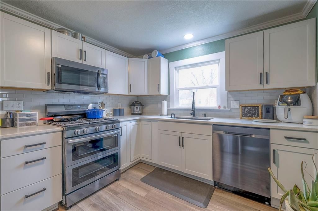 809 E Walnut Street — photo 11