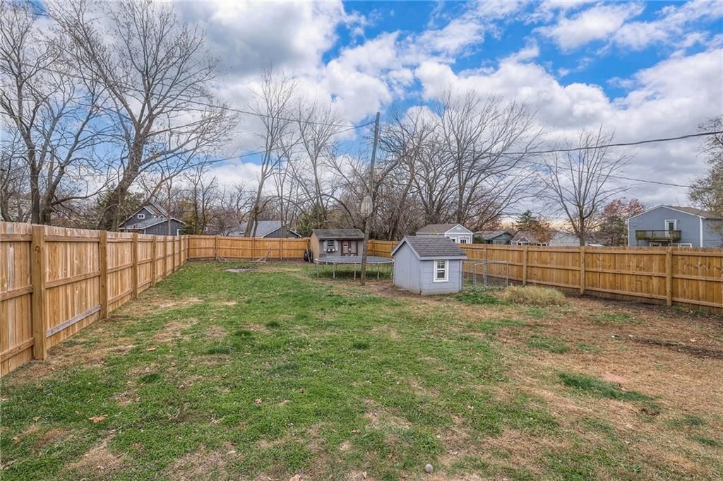 809 E Walnut Street — photo 20