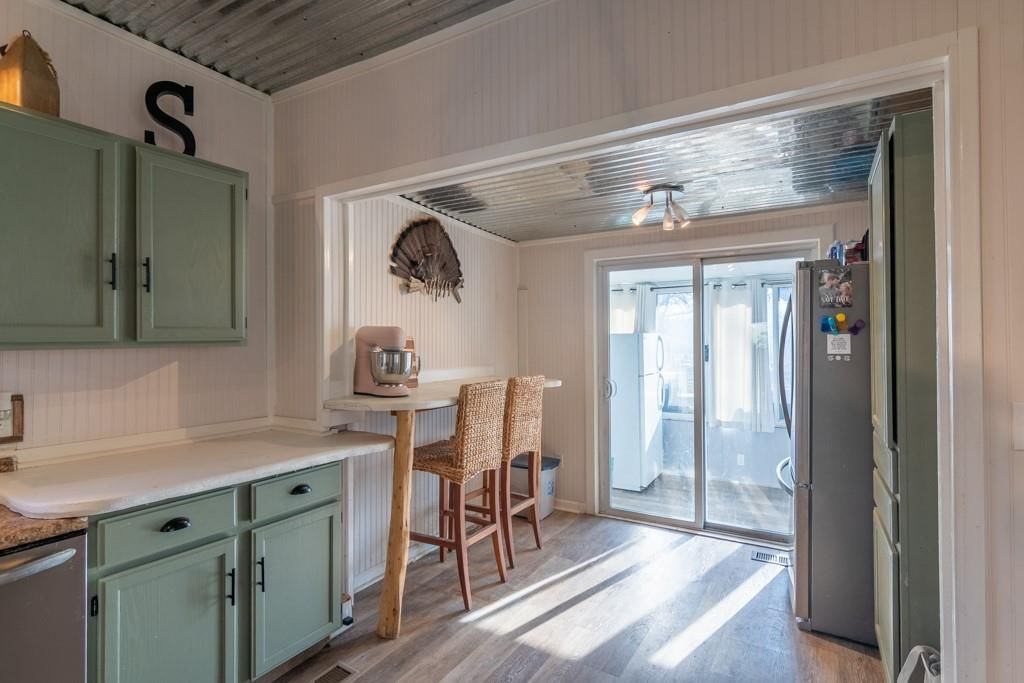 329 Allcutt Avenue — photo 10