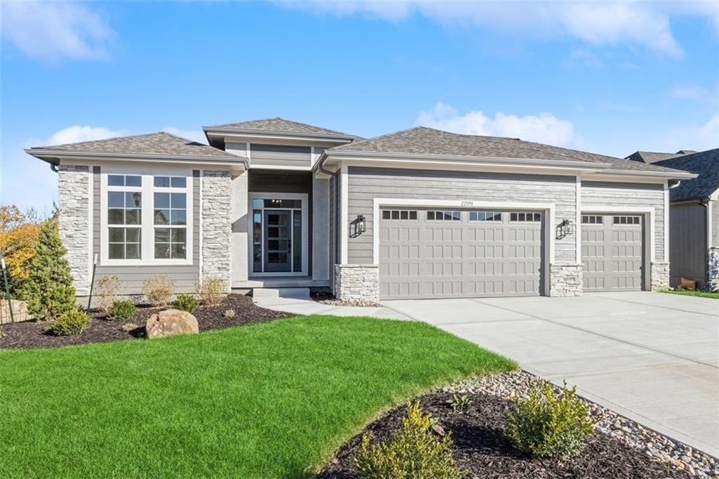 11453 S Montclaire Drive, Olathe, KS