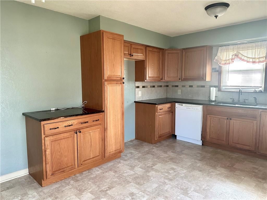 412 W Moss Street — photo 6