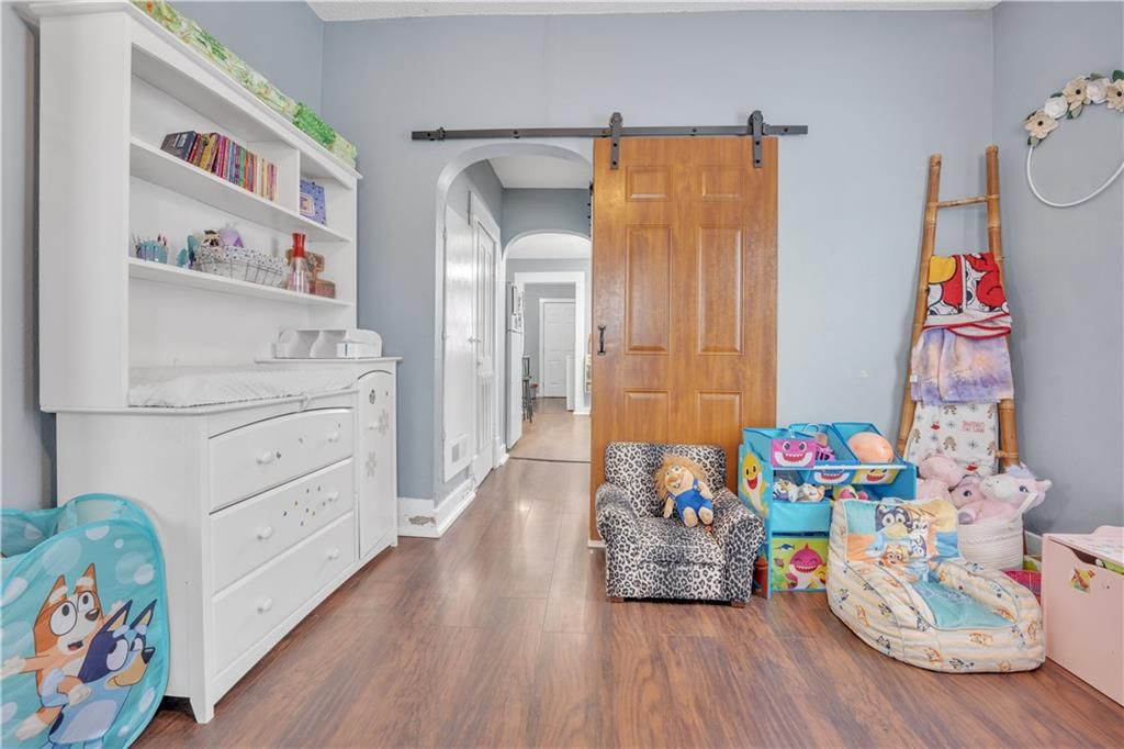909 E 11th Street — photo 34