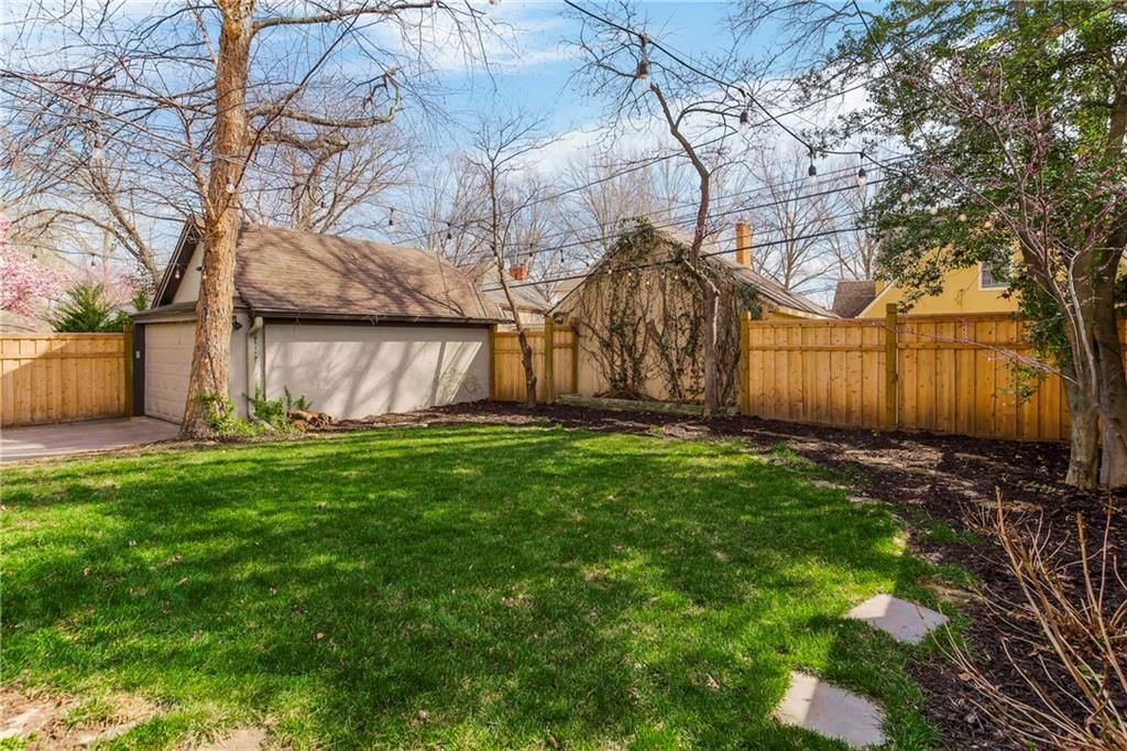 621 W 70th Terrace — photo 32