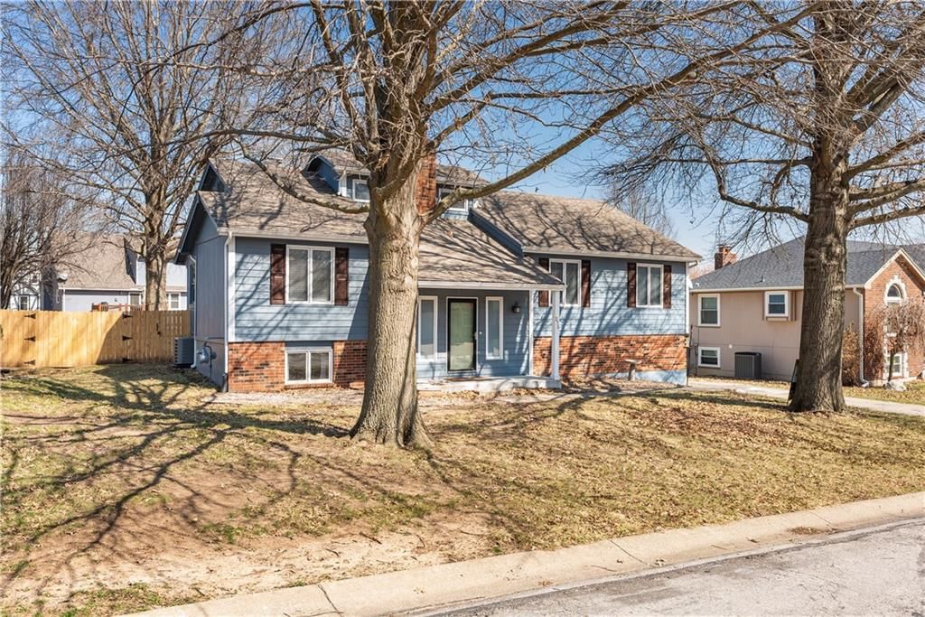 275 NW Beau Drive — photo 2