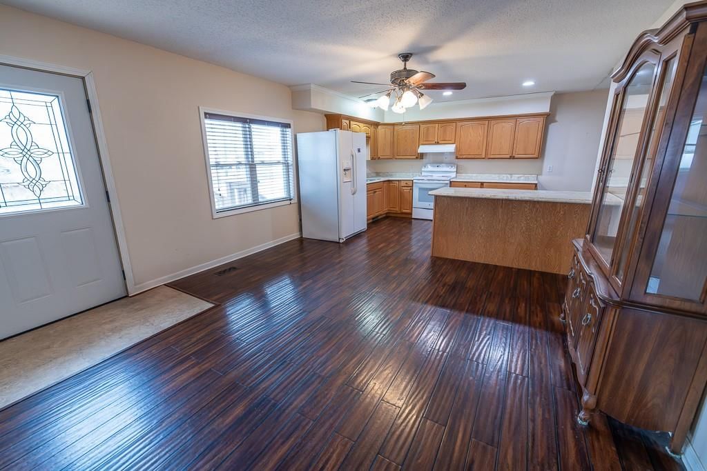 800 N Wright Avenue — photo 17