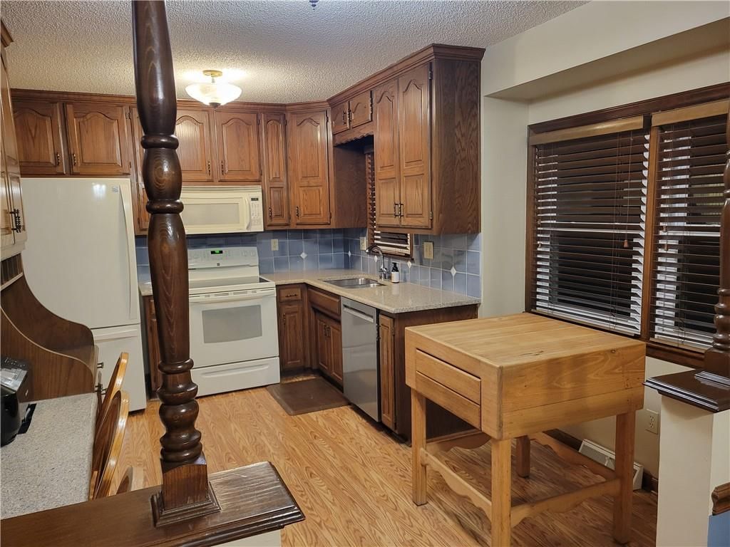 6643 Larsen Lane — photo 10