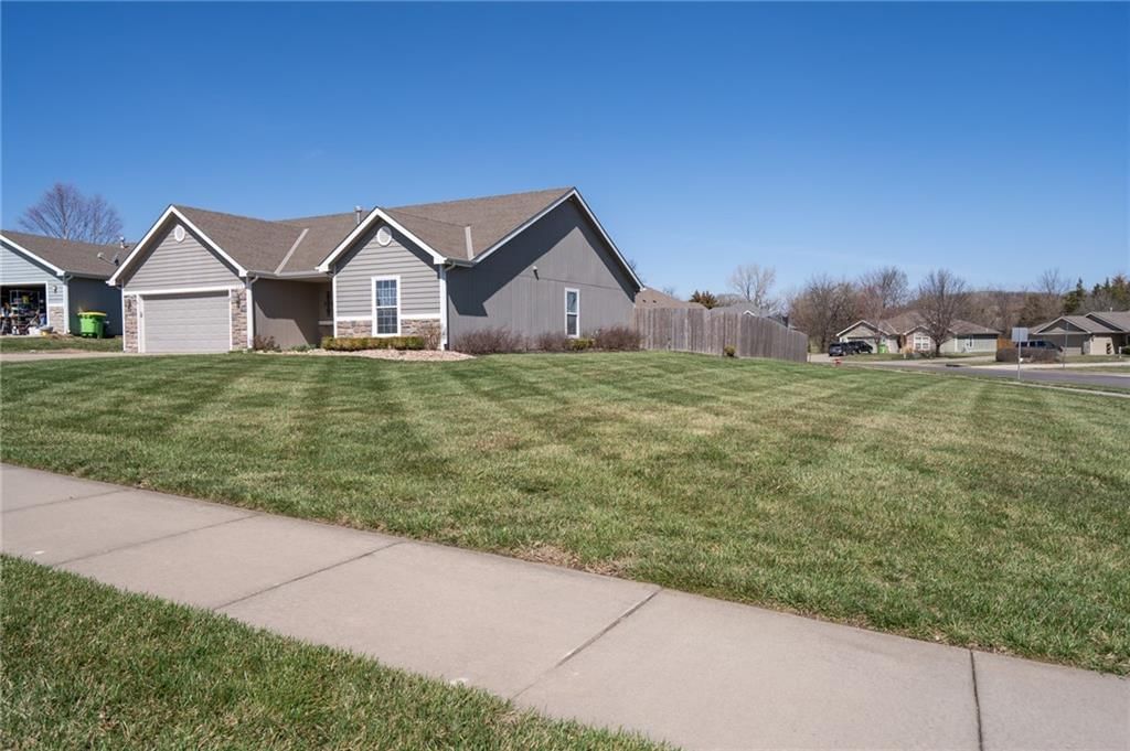 1075 Firetree Avenue — photo 2