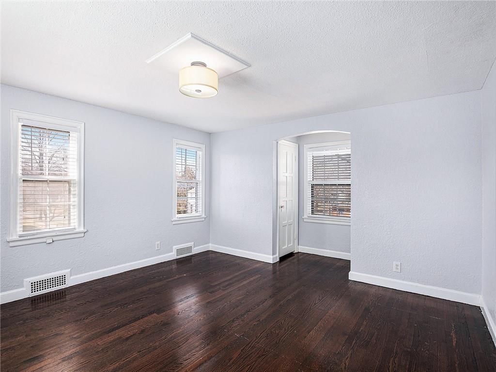 601 E 64th Terrace — photo 18