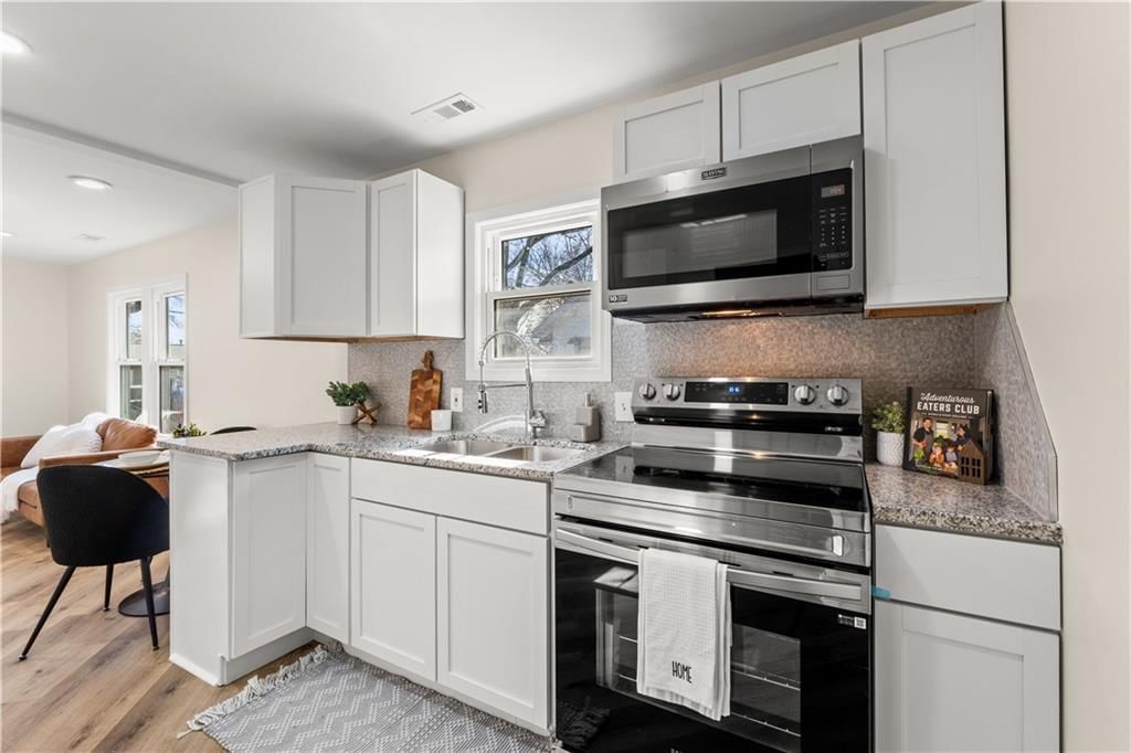 216 S Rogers Street — photo 8