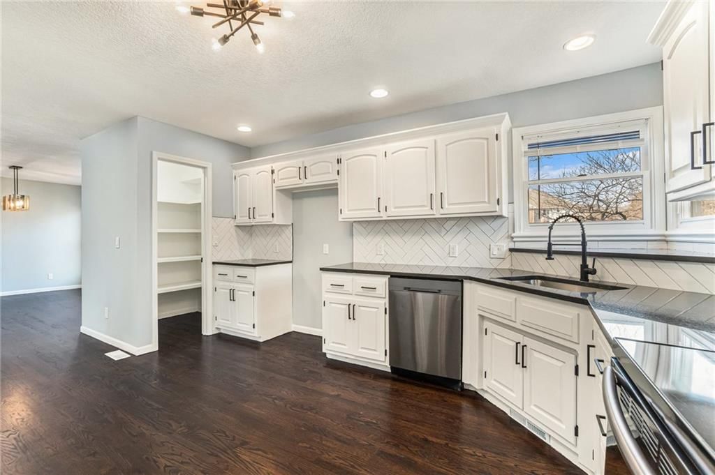 1104 Williamsburg Place — photo 17