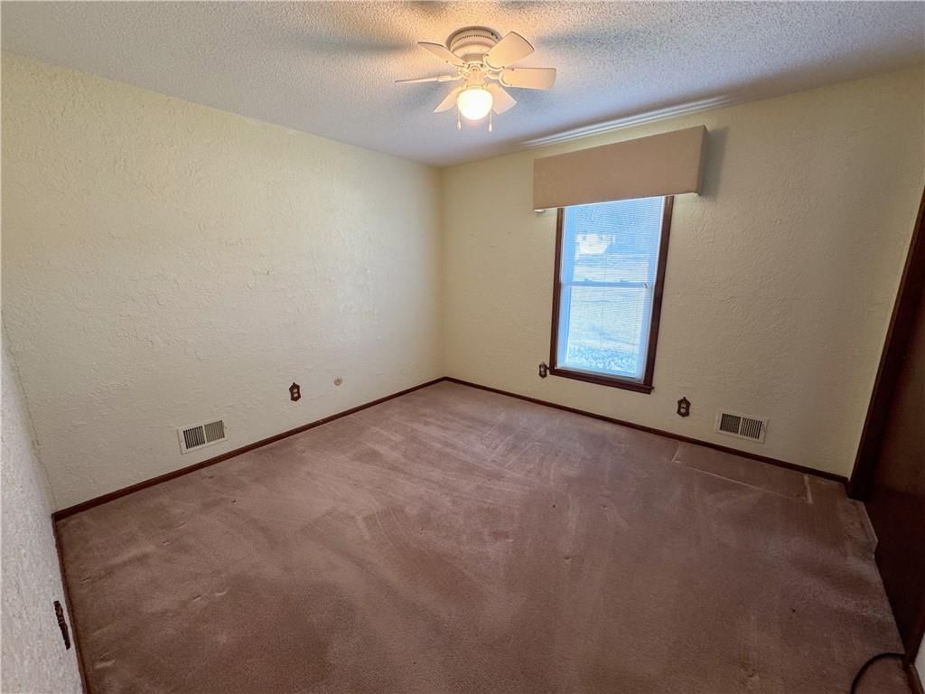 900 NW Roanoke Drive — photo 24