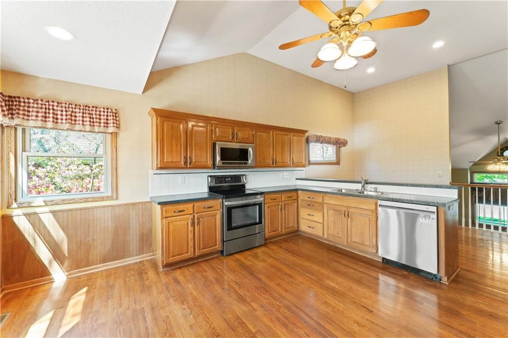 405 Sandra Lane — photo 8